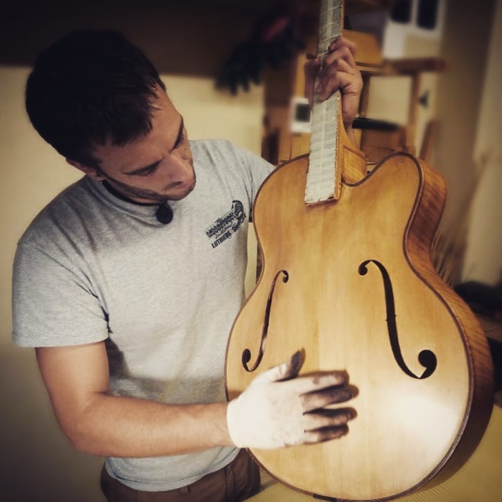 17" Acoustic Archtop Benedetto-65549089_395036081139235_1143654176362856448_n-jpg