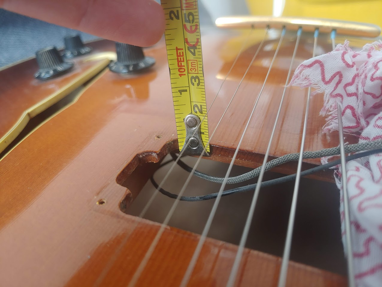 Gibson Super 400 - Is thick thick top around neck pickup (1cm/0,39in) normal?-thick-jpg