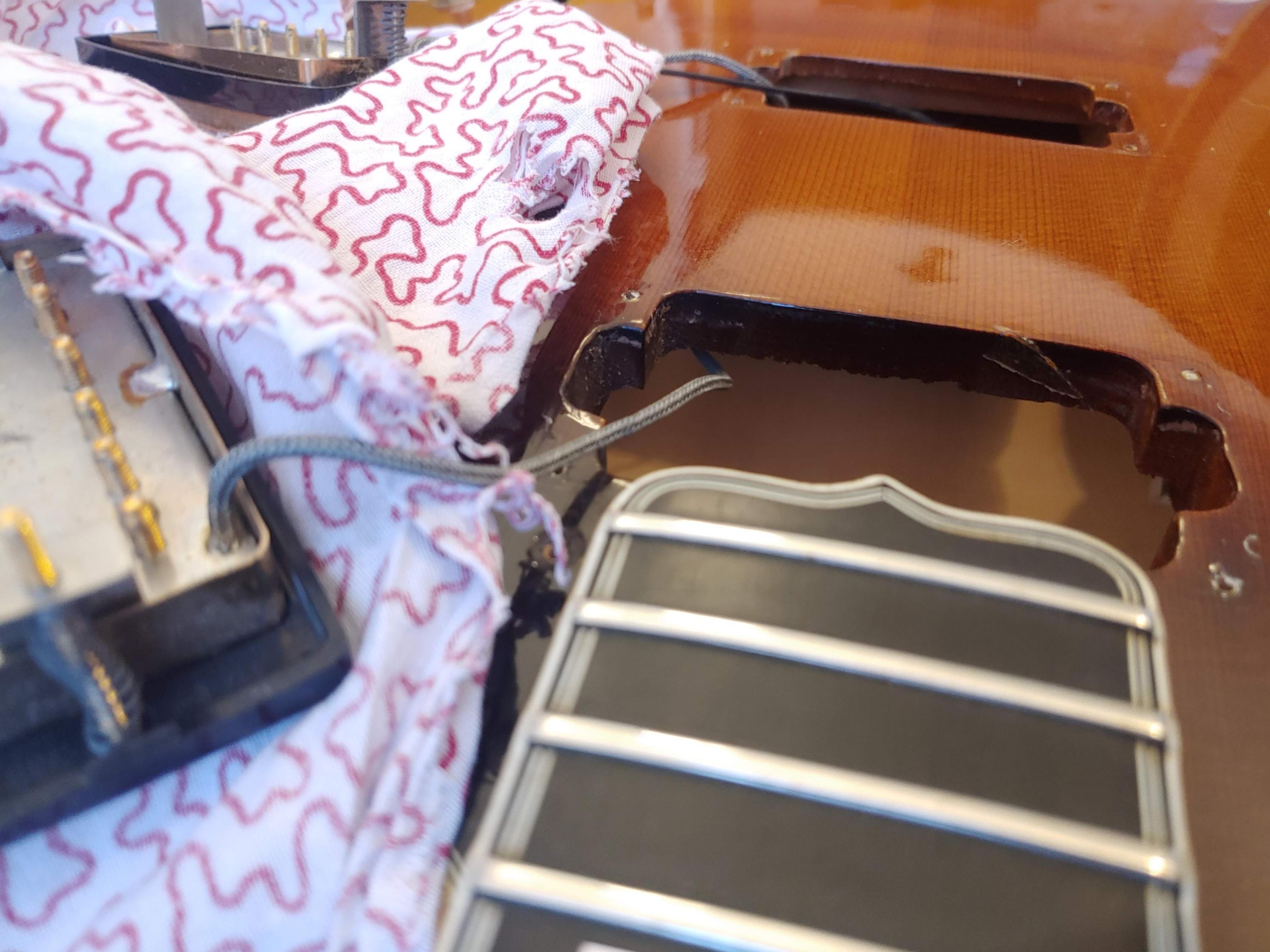 Gibson Super 400 - Is thick thick top around neck pickup (1cm/0,39in) normal?-20230504_202237-jpg