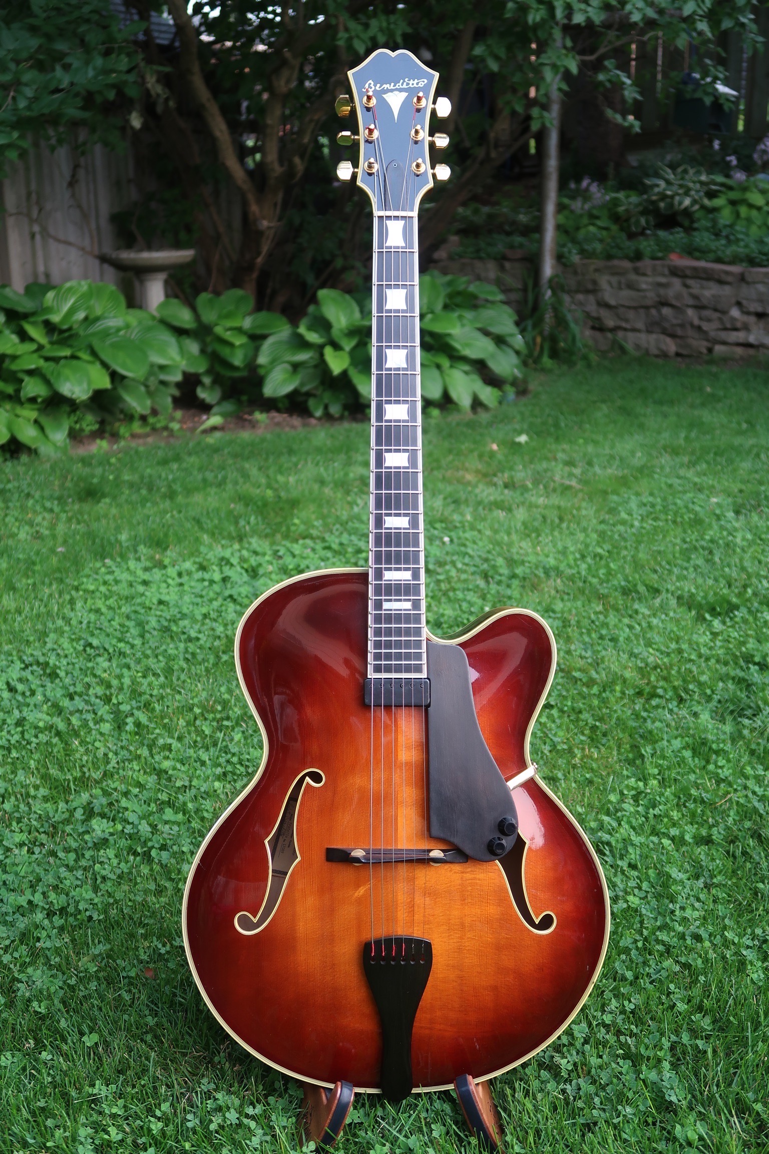 What kind of pickup was on my 1989 Benedetto Fratello?-version-1-uuid-80e52b37-b257-418c-8959-3166c10dcc5b-mode-compatible-noloc-1-jpeg