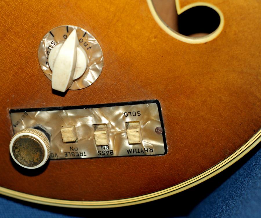 Help identify H&ouml;fner-6-jpg