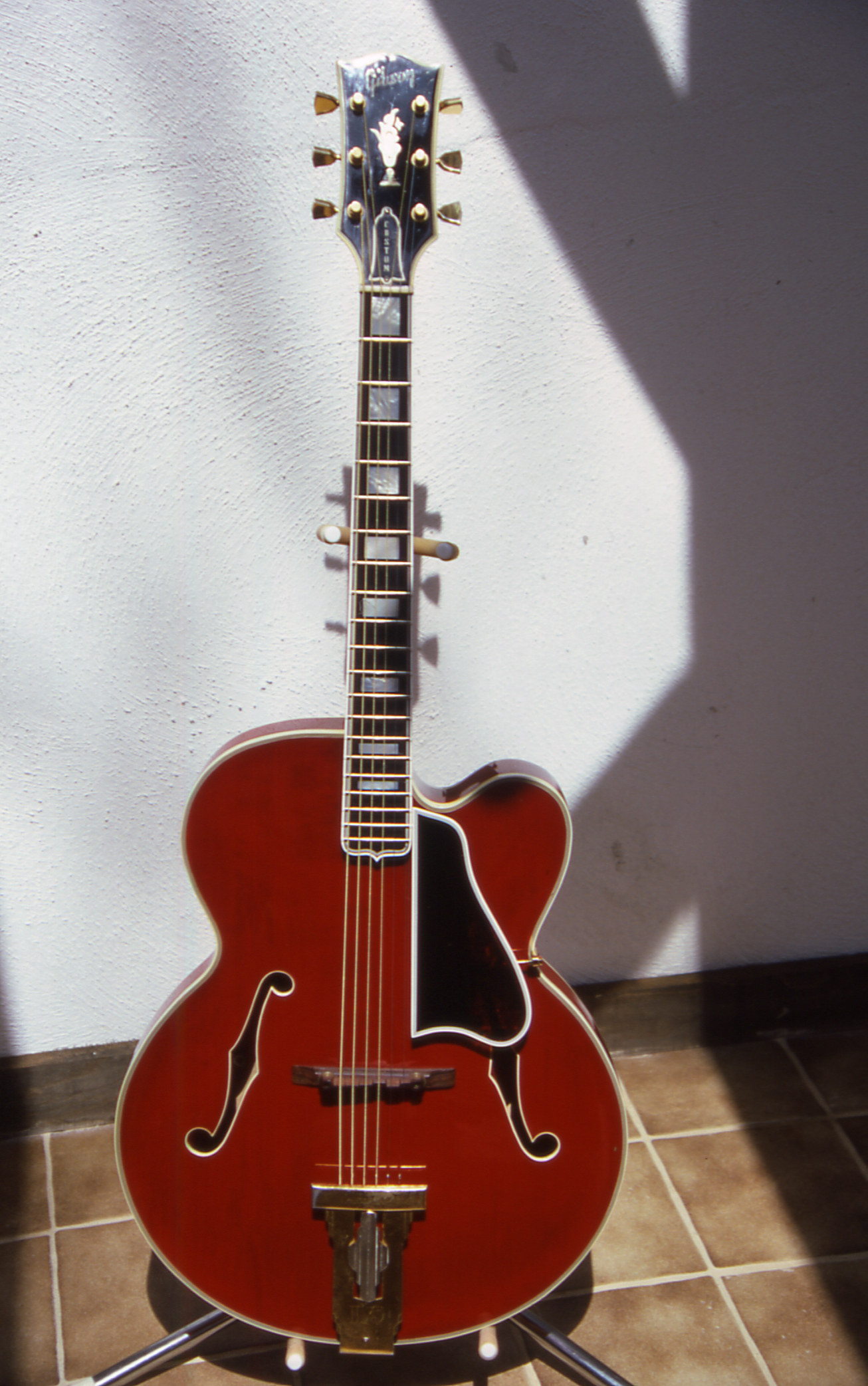 Gibson Thin line Guitar Models-gobel-1960-front-jpg
