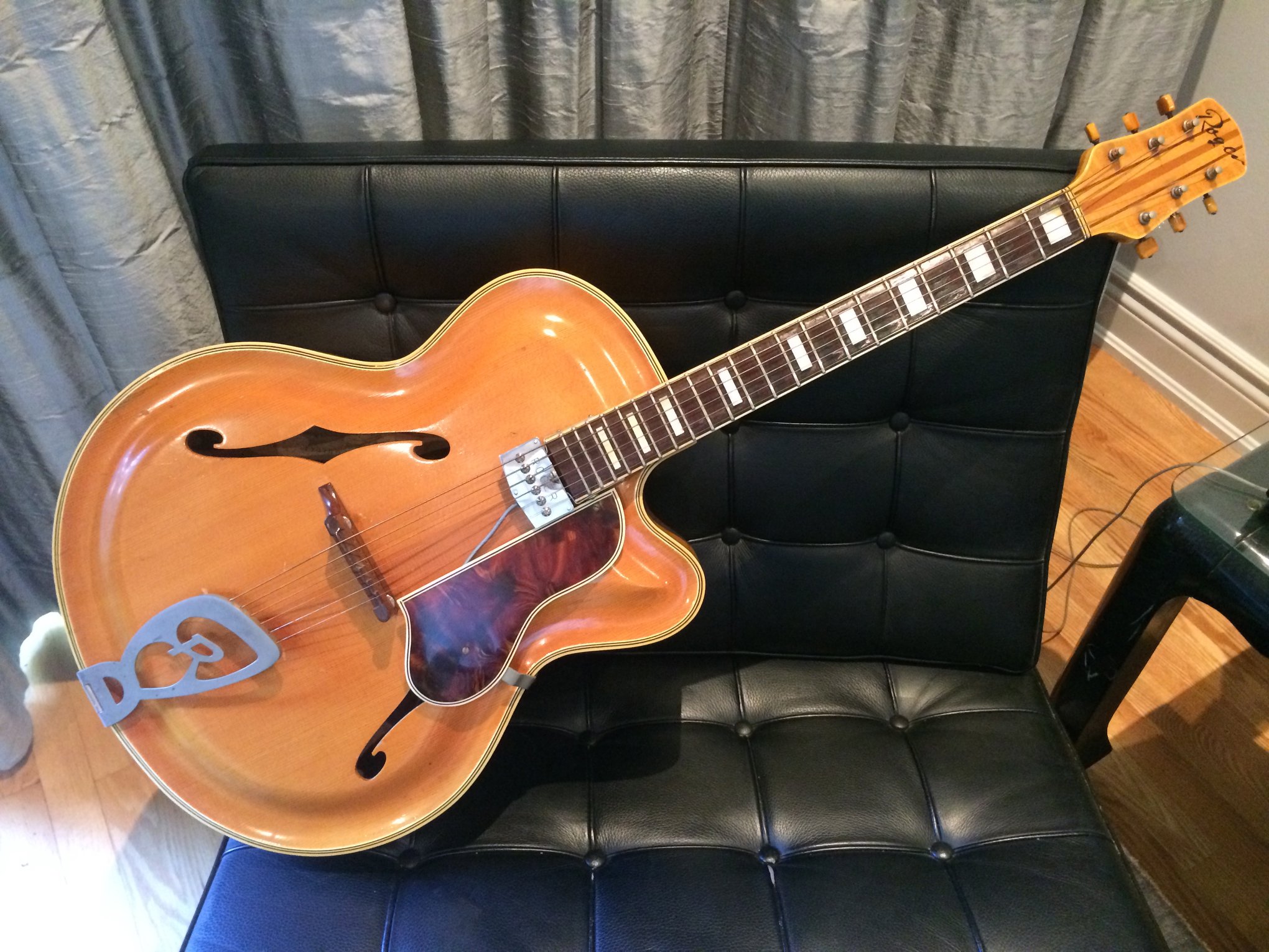 Vintage German archtop with a wide nut-roger-luxus-jpg