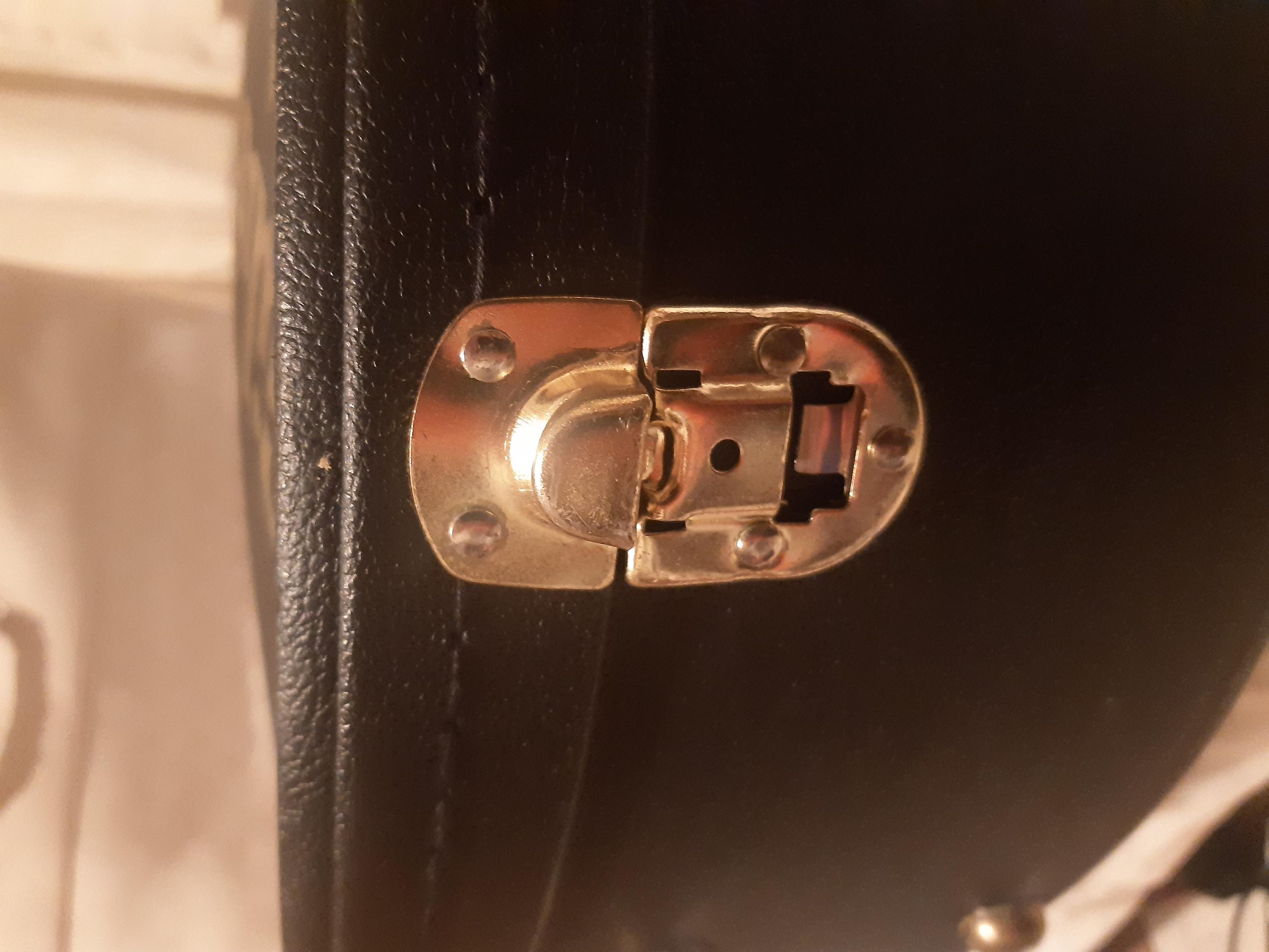 TKL Gibson Custom case clip/latch broken.-20240725_031304-jpg