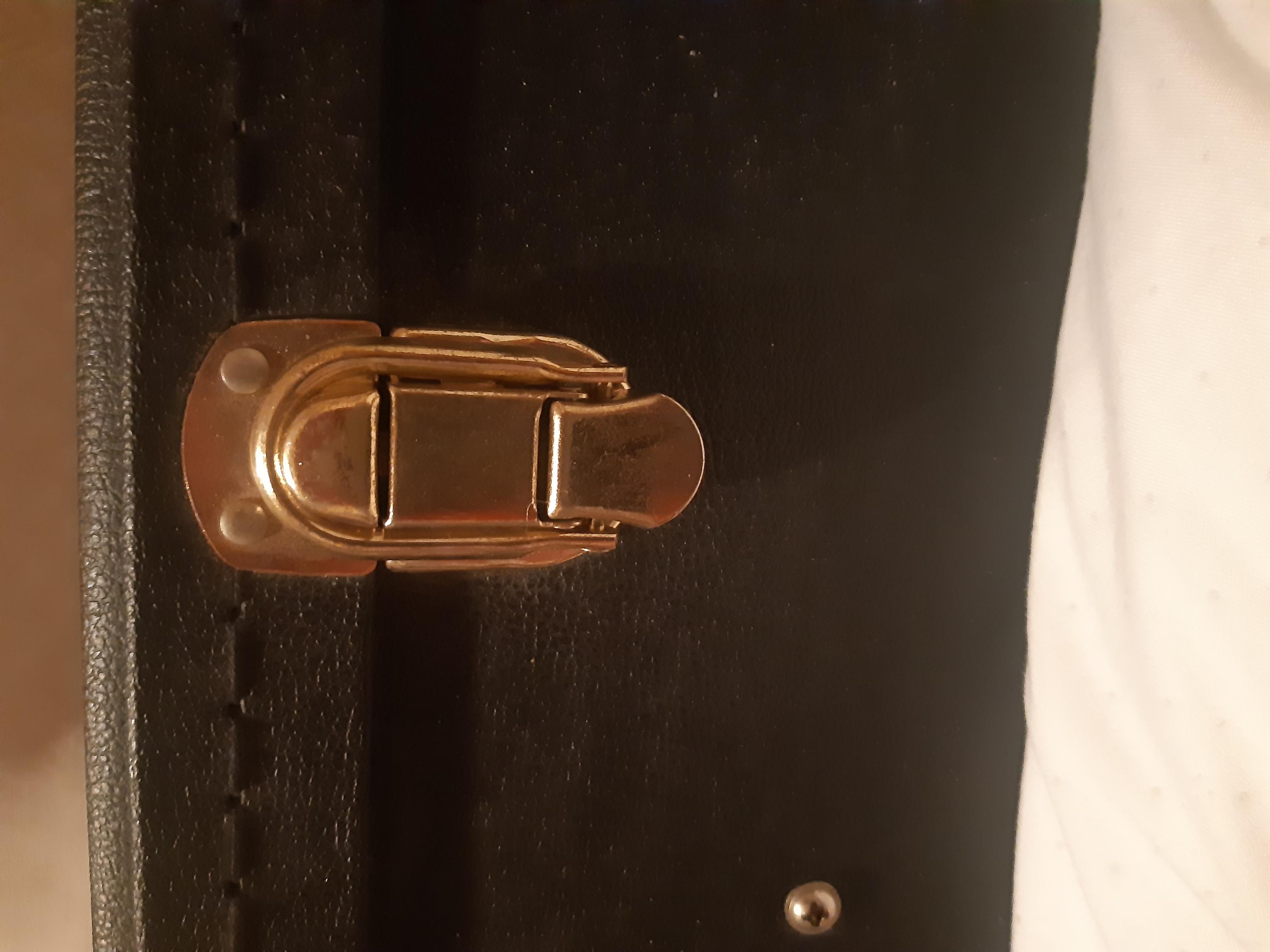 TKL Gibson Custom case clip/latch broken.-20240725_031208-jpg