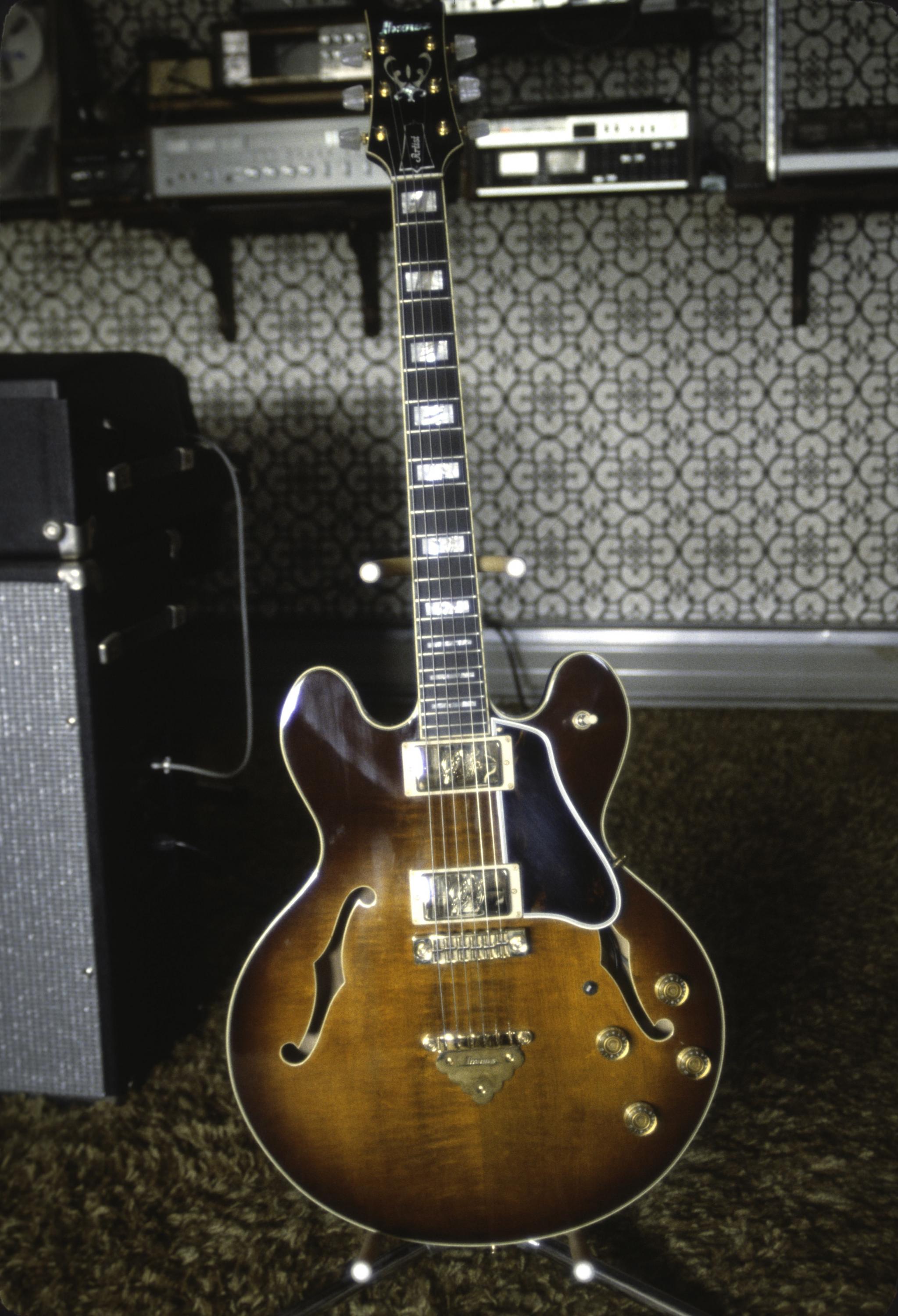Gibson ES-355 (with Vibrola) Perspective-ibanez-2630_01-jpg