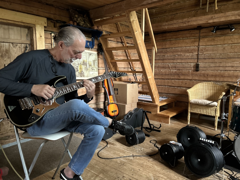 ... But does it Jazz ??-me_in_studio_small-jpg