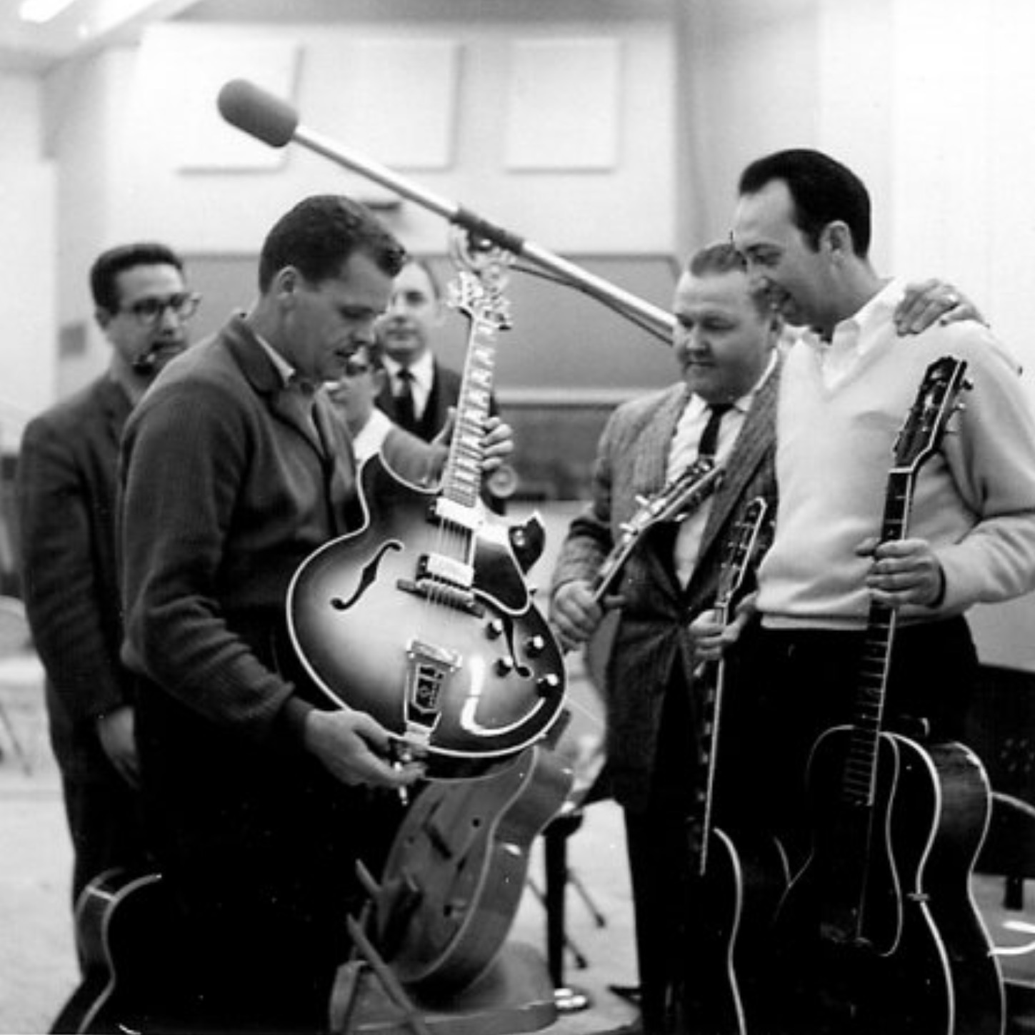 Barney Kessel Models - Tonal difference early 60s / later 60s?-mv5bodnlmtbhotqtngm0oc00ntvjltg5nzqtzmq5mdmwmji0oda1xkeyxkfqcgc@-_v1_-jpg