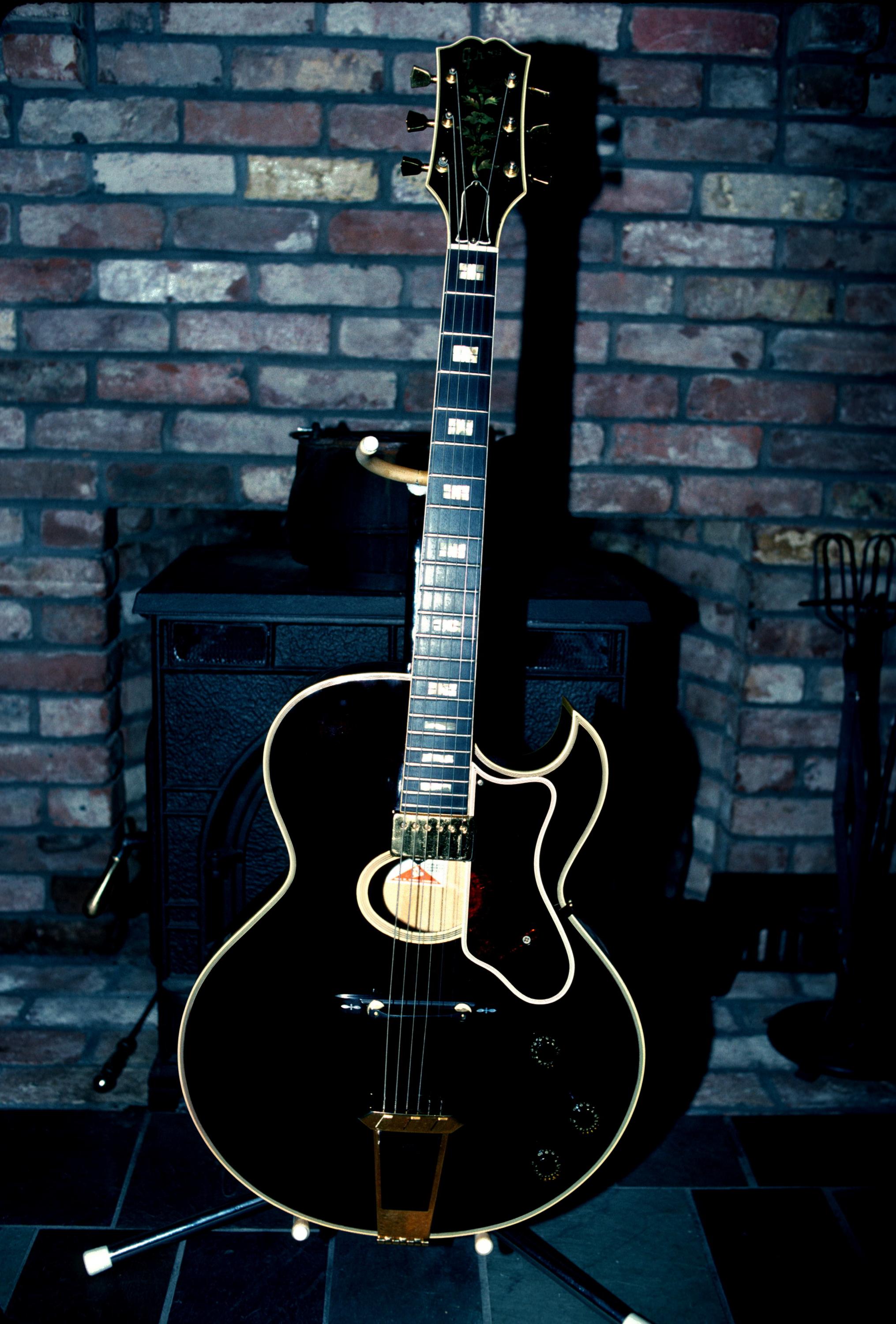 Let's See Your Red Guitars!-hrawr-full_155-jpg