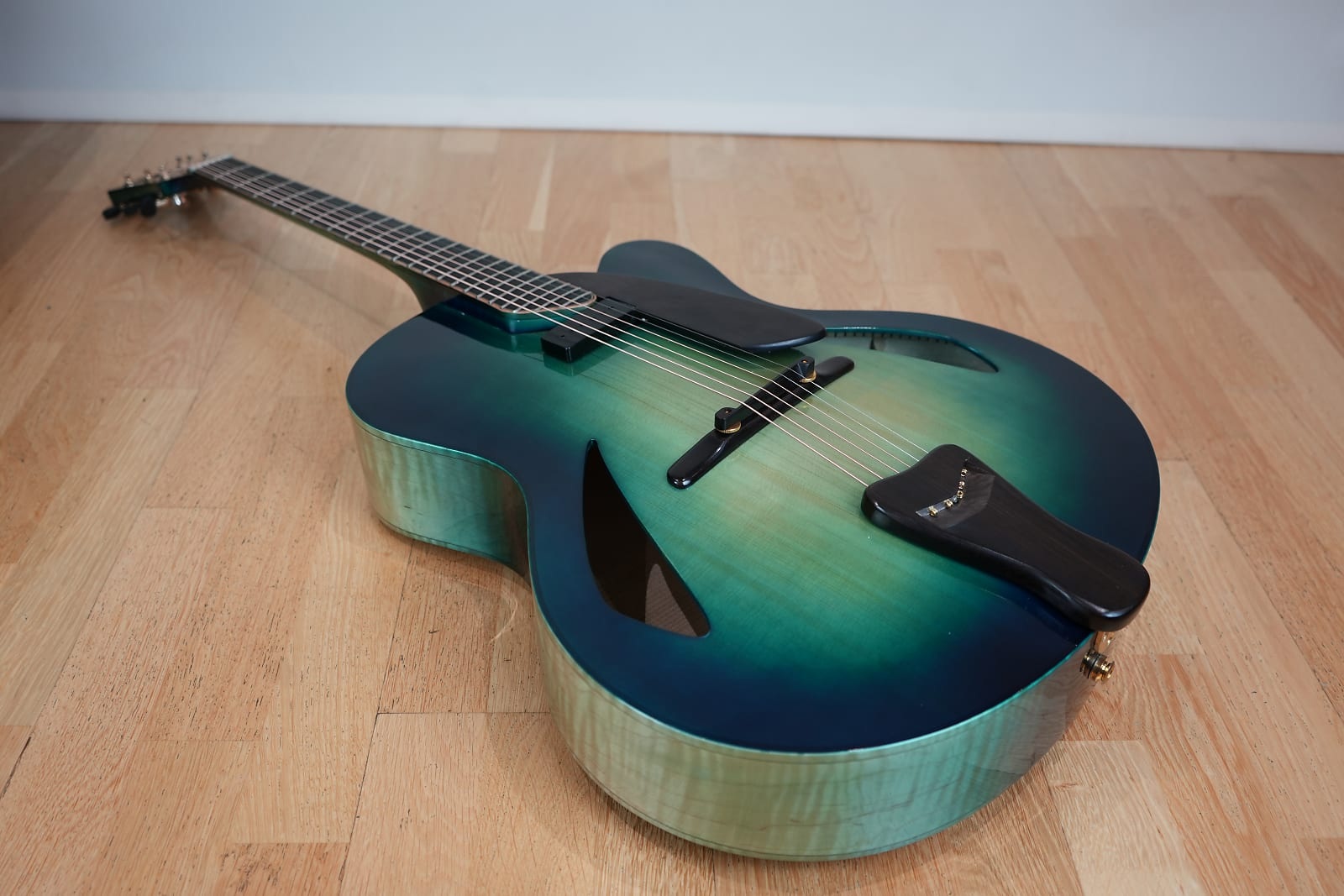 Mr Wu archtops and Hotman Guitars?-guys-green-guitar-01-jpg