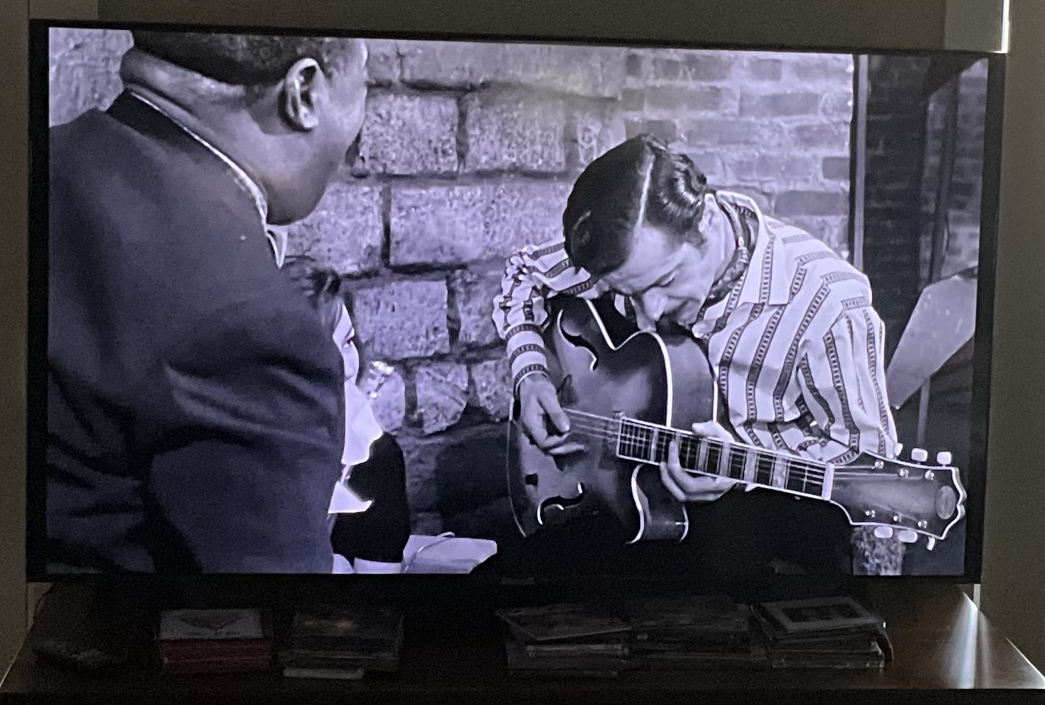 ID the guitar in the movie Paris Blues?-img_3347-jpeg