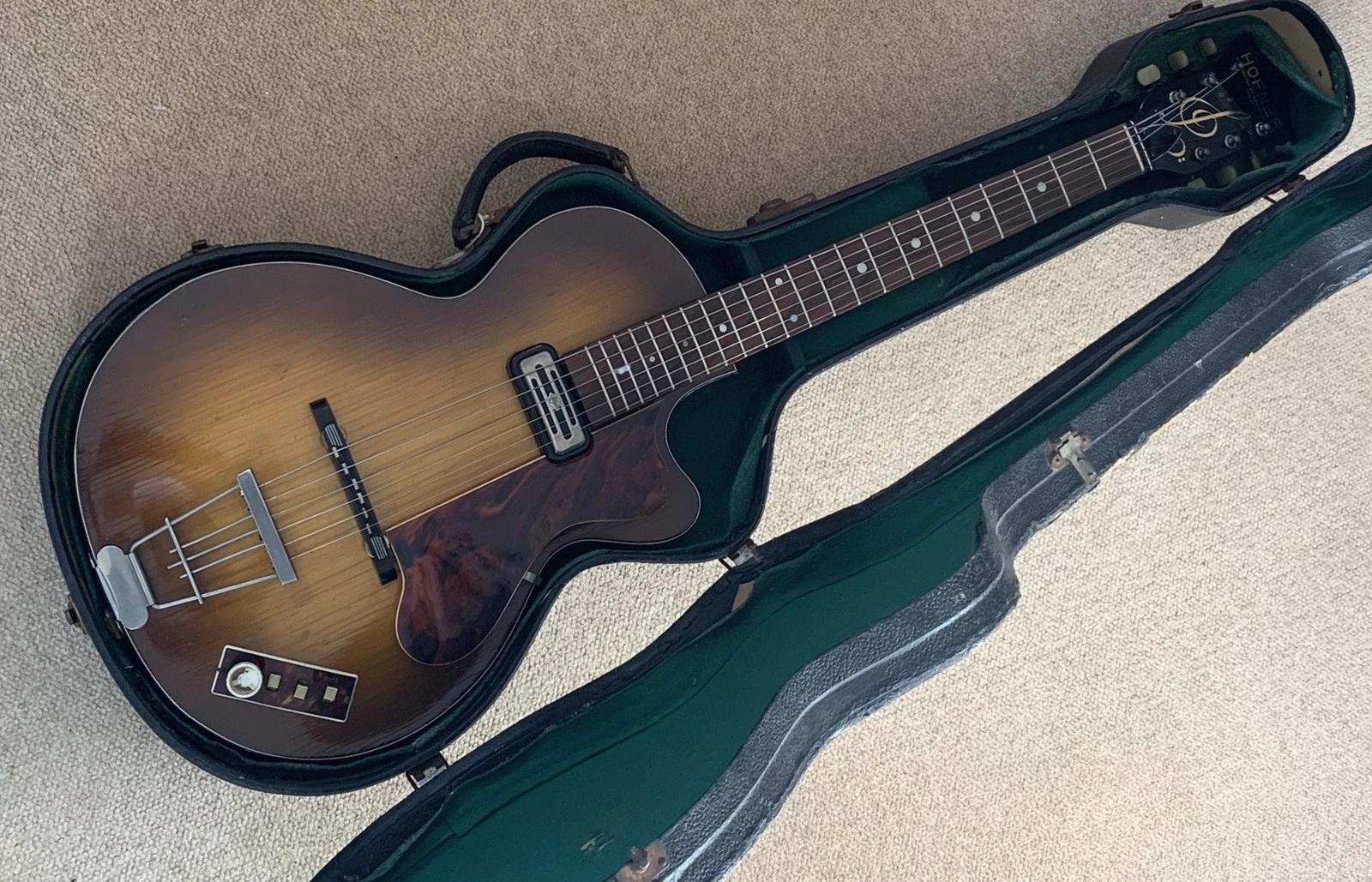 Why Gibson Les Pauls Are So Uncomfortable To Play-vintage-hofner-club-jpg
