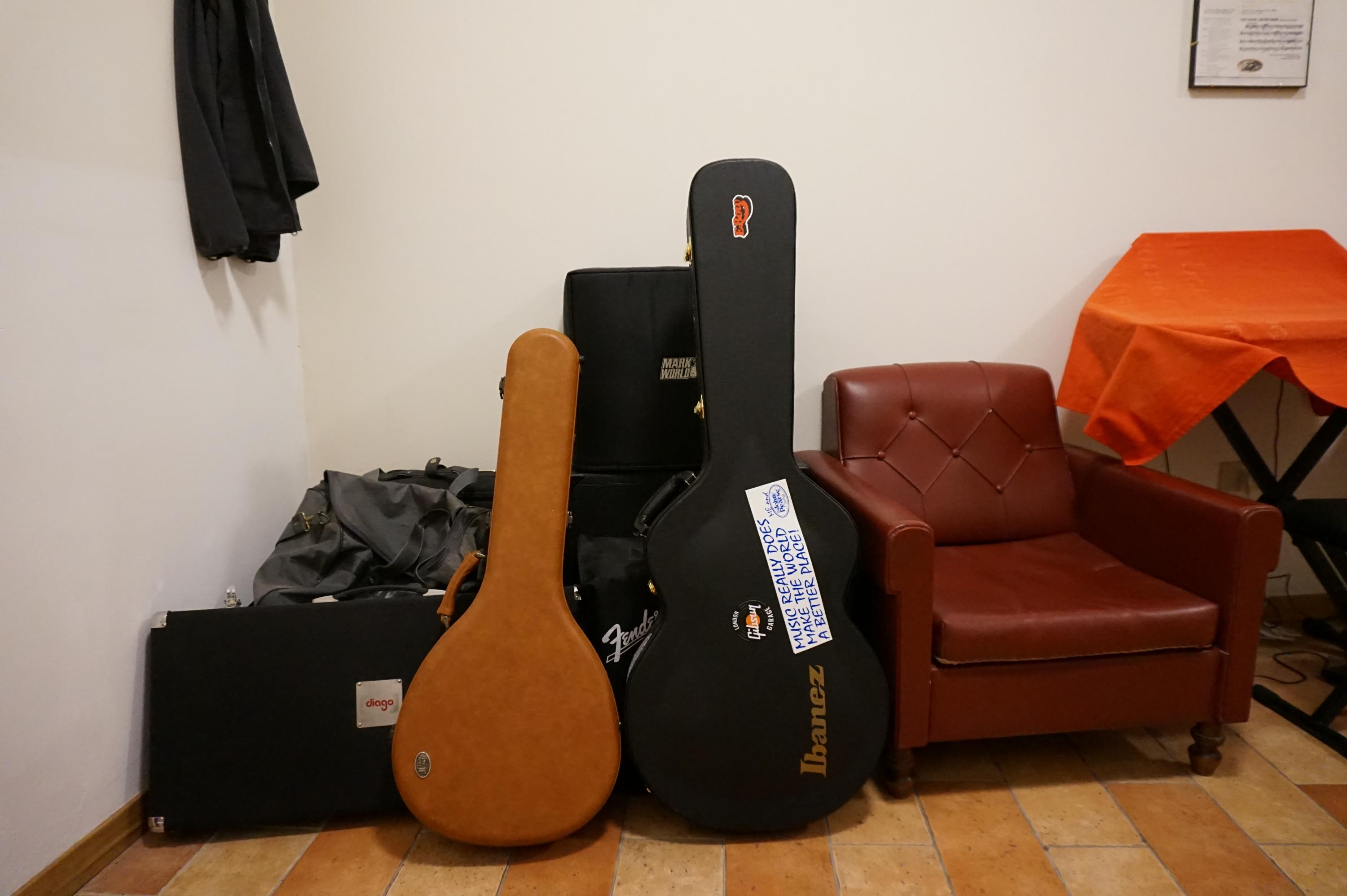 Flying with guitar-dsc00169-jpg