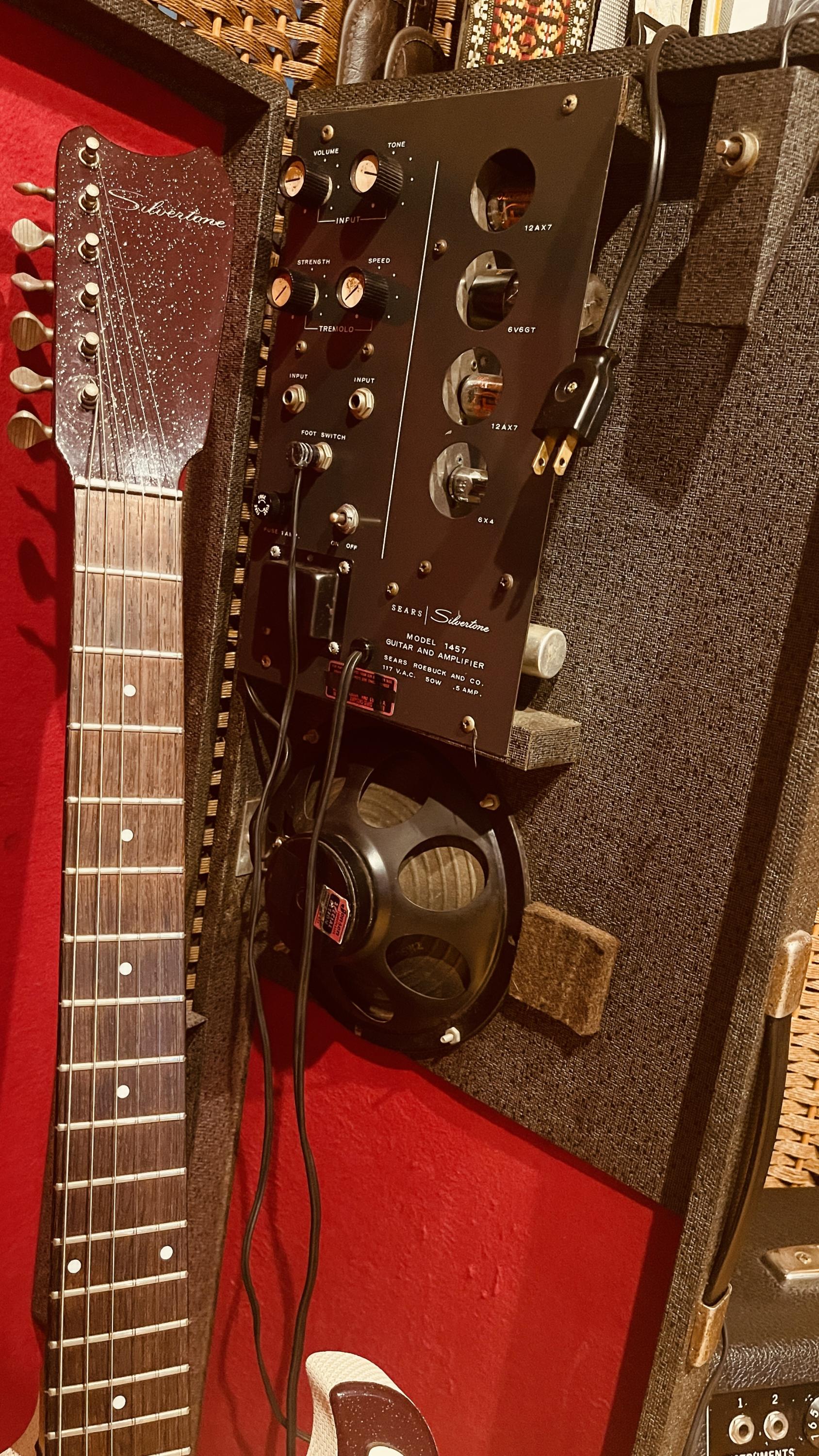 Guitar Amps built into case?-silvertone-closeup-jpg