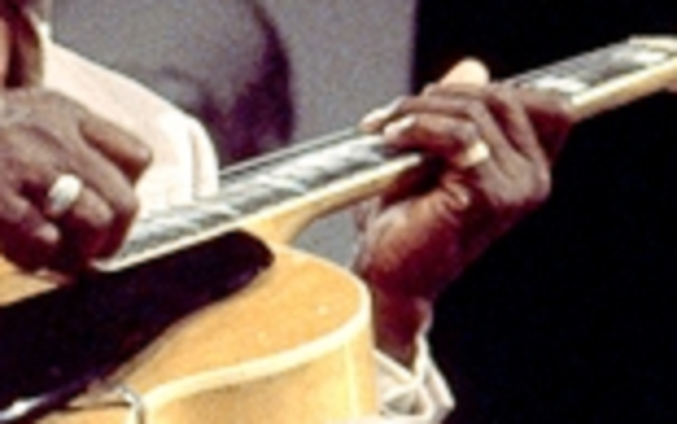 How difficult would an 18 inch guitar be for someone 5'3"?-freddiegreenscaryaction2-png