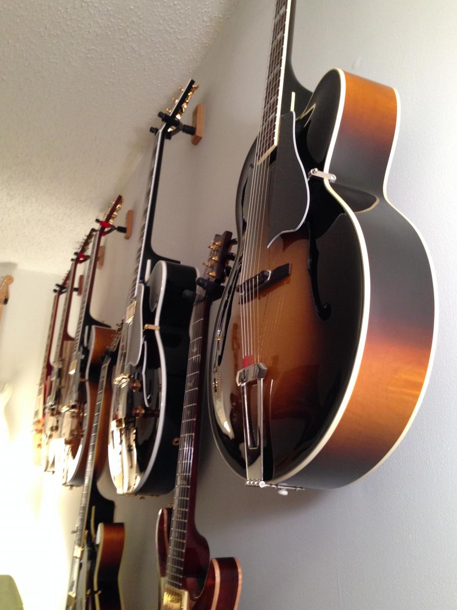 Was the Gibson L-7 ever made with a pickup?-iphone5-394-jpg