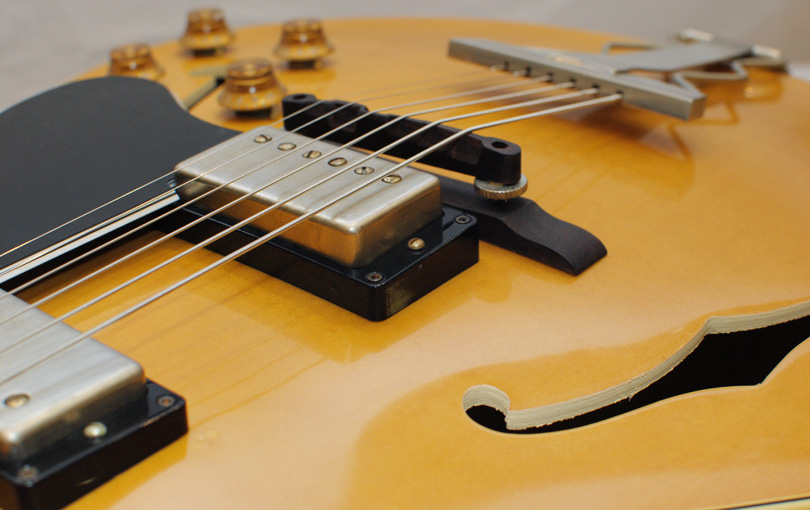Retouching Paint on a Gibson ES-175 VOS-14040415033158b_07-jpg