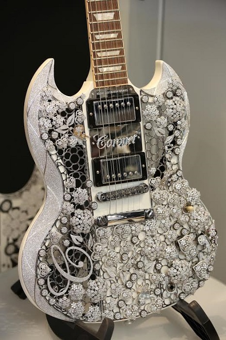 The most valuable guitar in the world.  million smackeroonies.-diamond-guitar-art-5670677-jpg