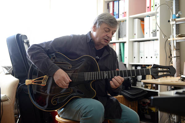 Philip Catherine swapped his ES175 for a Godin 5th Av Composer GT?-new_guitar-jpg