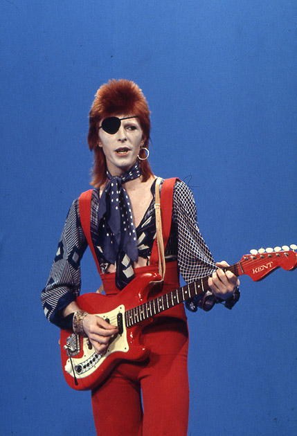 Hagstrom Jazz Guitars?-david-bowie-feb-13-1974-tv-show-amsterdam-holland-_photo-laurens-van-houten-_-frank-white-jpg