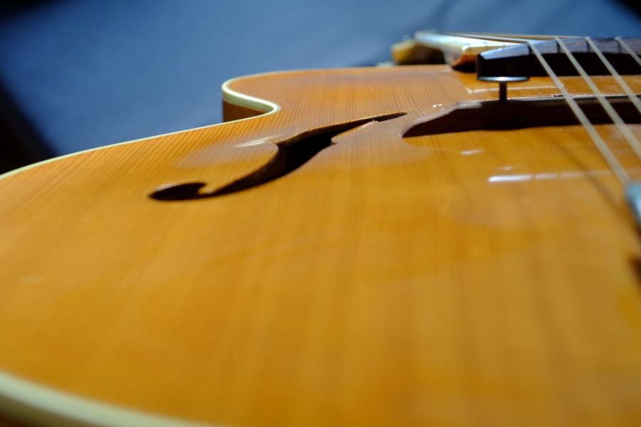Gibson Solid Formed Archtops-dscf0898a-epiphone-triumph-1949-thin-carved-top-hint-hourglass-shape-little-recurve-jpg