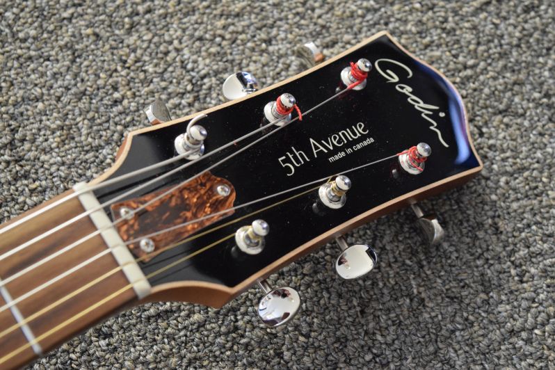 Godin 5th Avenue Kingpin II-kingpinhbpegheadsmaller-jpg