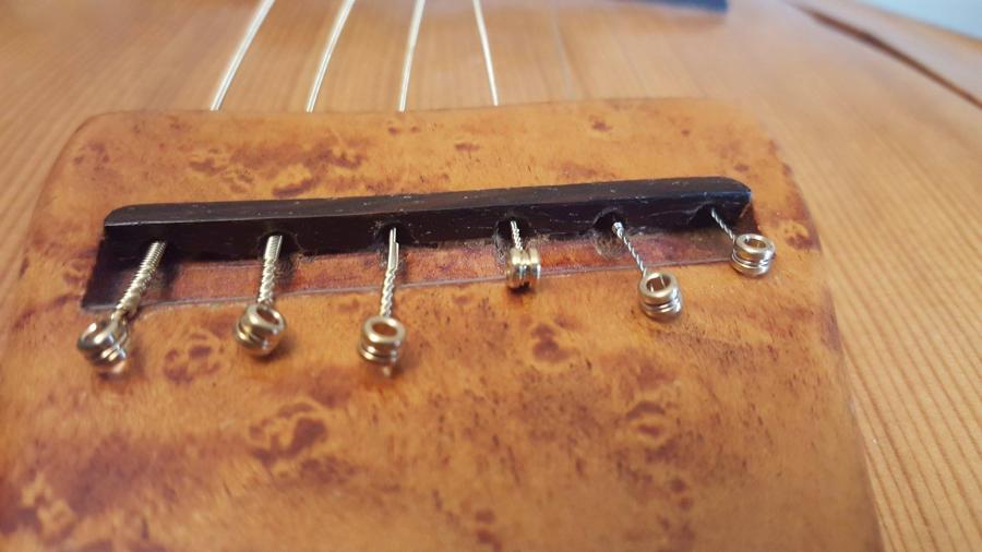 wooden vs metal tailpiece-vanden-jpg