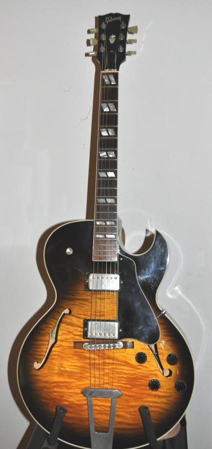 My 2007 Gibson ES-175 Sounds more like a 50's with some modification-es175_stand-jpg