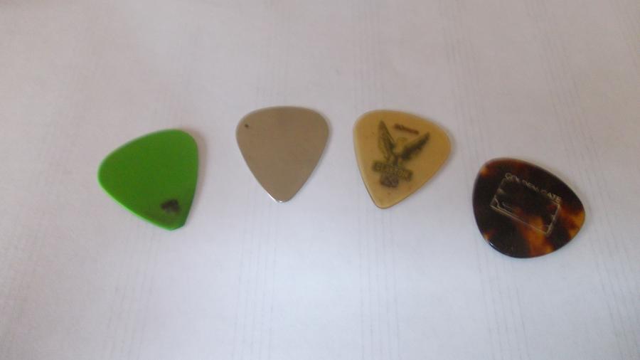 What pick thickness do you use and why?-picks-jpg