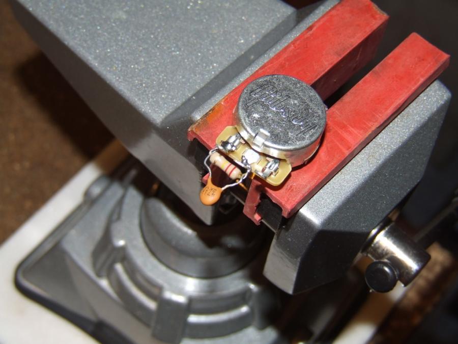 Odd but clever wiring scheme or show your 335 clones!-treble-bleed-jpg