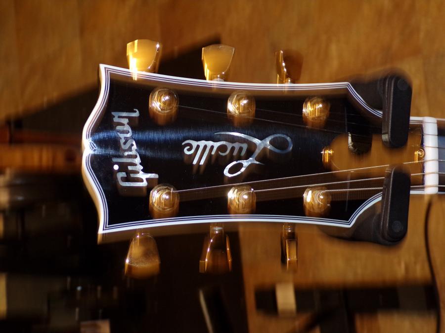 CME Memphis Gibson Lucille with a clear flaw-100_0125-jpg