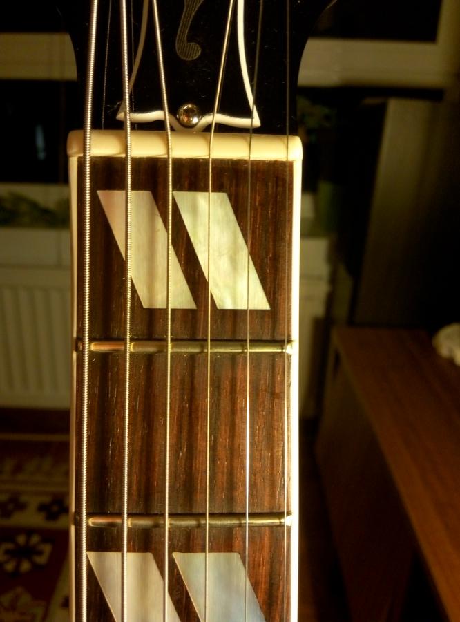 Gibson ES-175 - First string slips out of the nut-p80117-214540-jpg