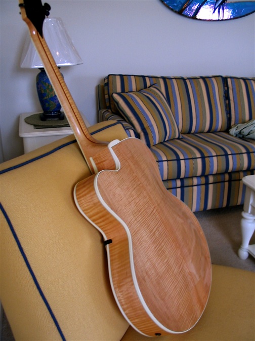 difference between gibson super V and gibson legrande-blond_side-back-jpg