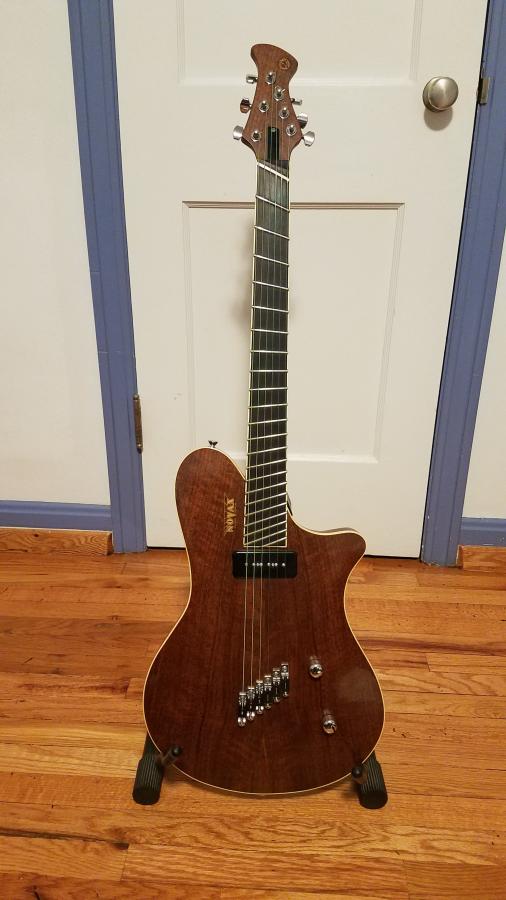 Is anyone here playing on fanned frets?-novax-jpg