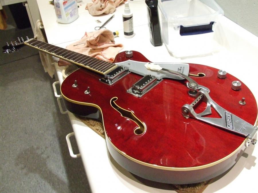 Floating bridge on a semi hollowbody.-gretsch-jpg