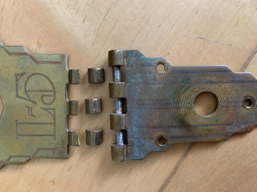 Broken Gibson L-5 Tailpiece-fd3b1f16-5979-465f-bb6b-5c101675d00f-jpg