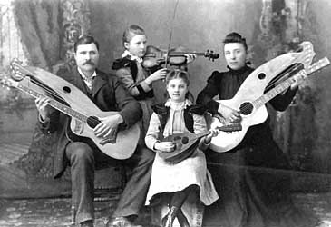 Lefty instruments an anomaly to the guitar?-knutsen_family1-detlor-jpg
