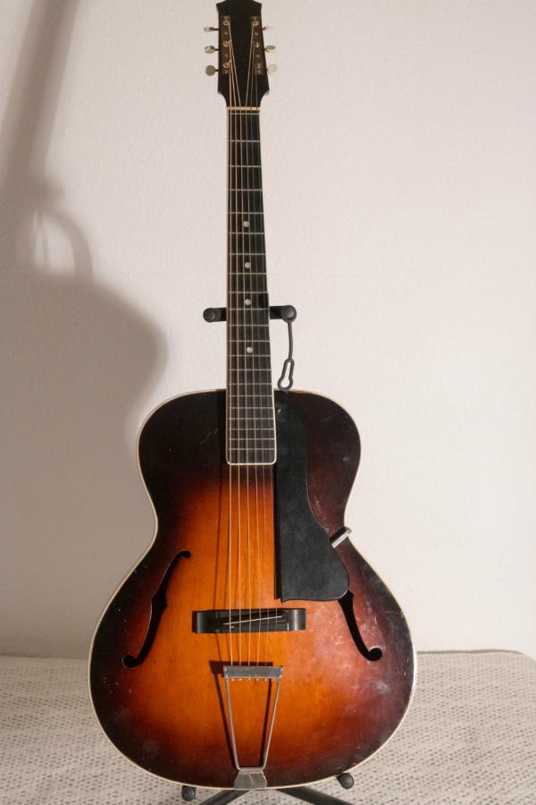 Help me identify this old archtop-schonbach_nn_02_03-jpg