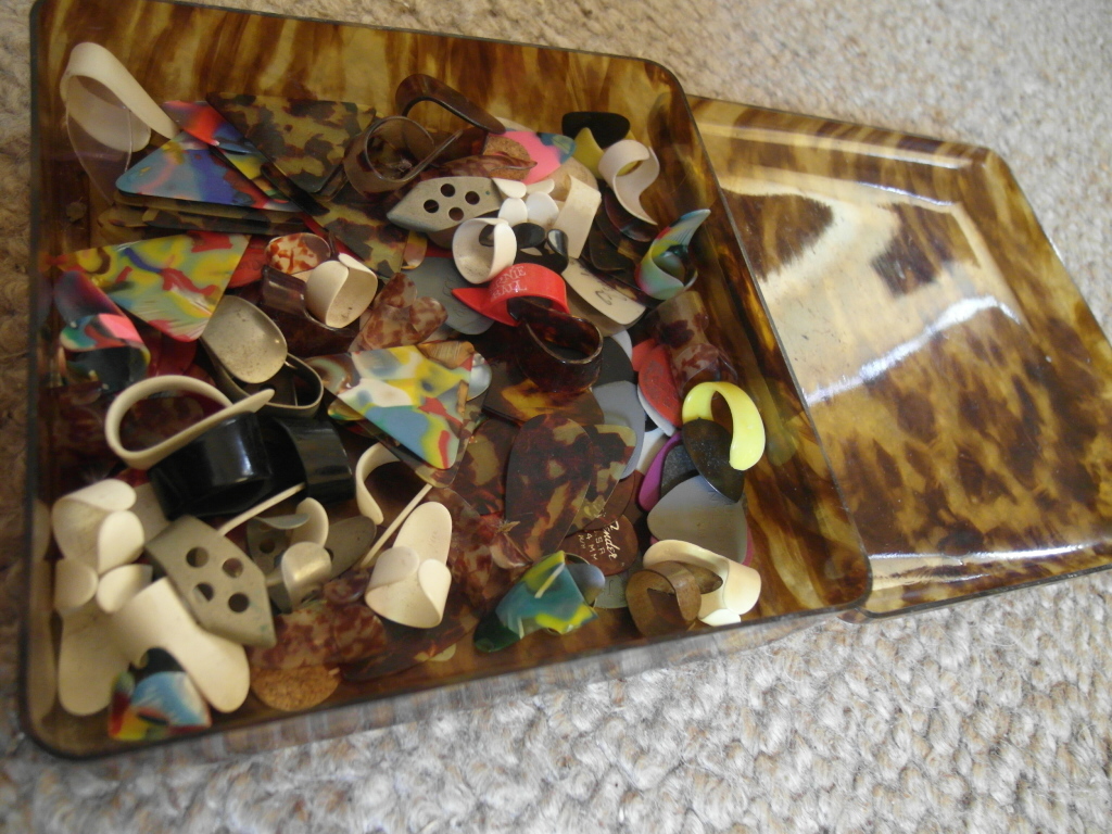 Why do jazz guitarists use small picks?-sam_2392-jpg