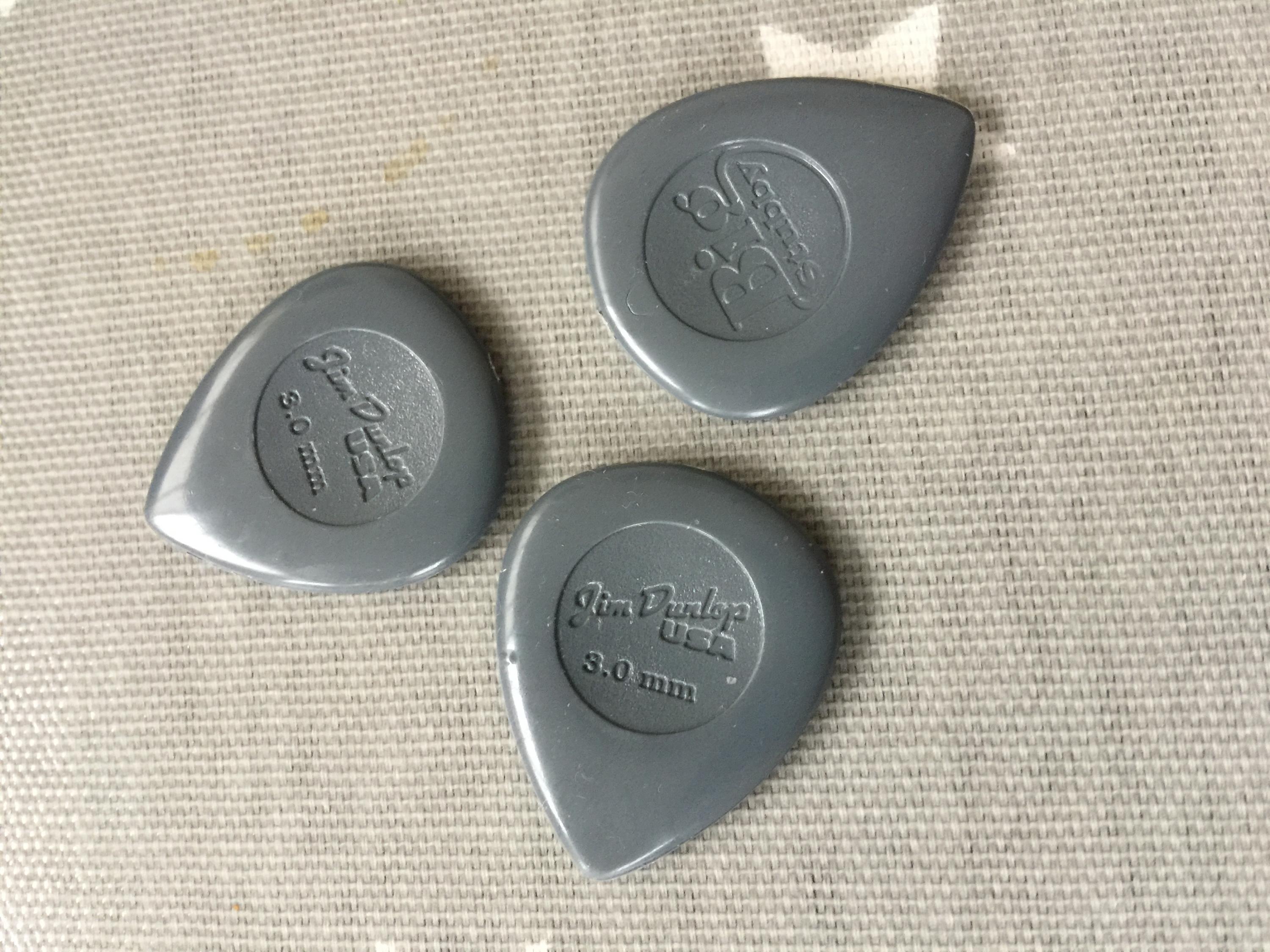 Why do jazz guitarists use small picks?-aa91d4b6-91f3-4300-8177-060a789a8cfd-jpg
