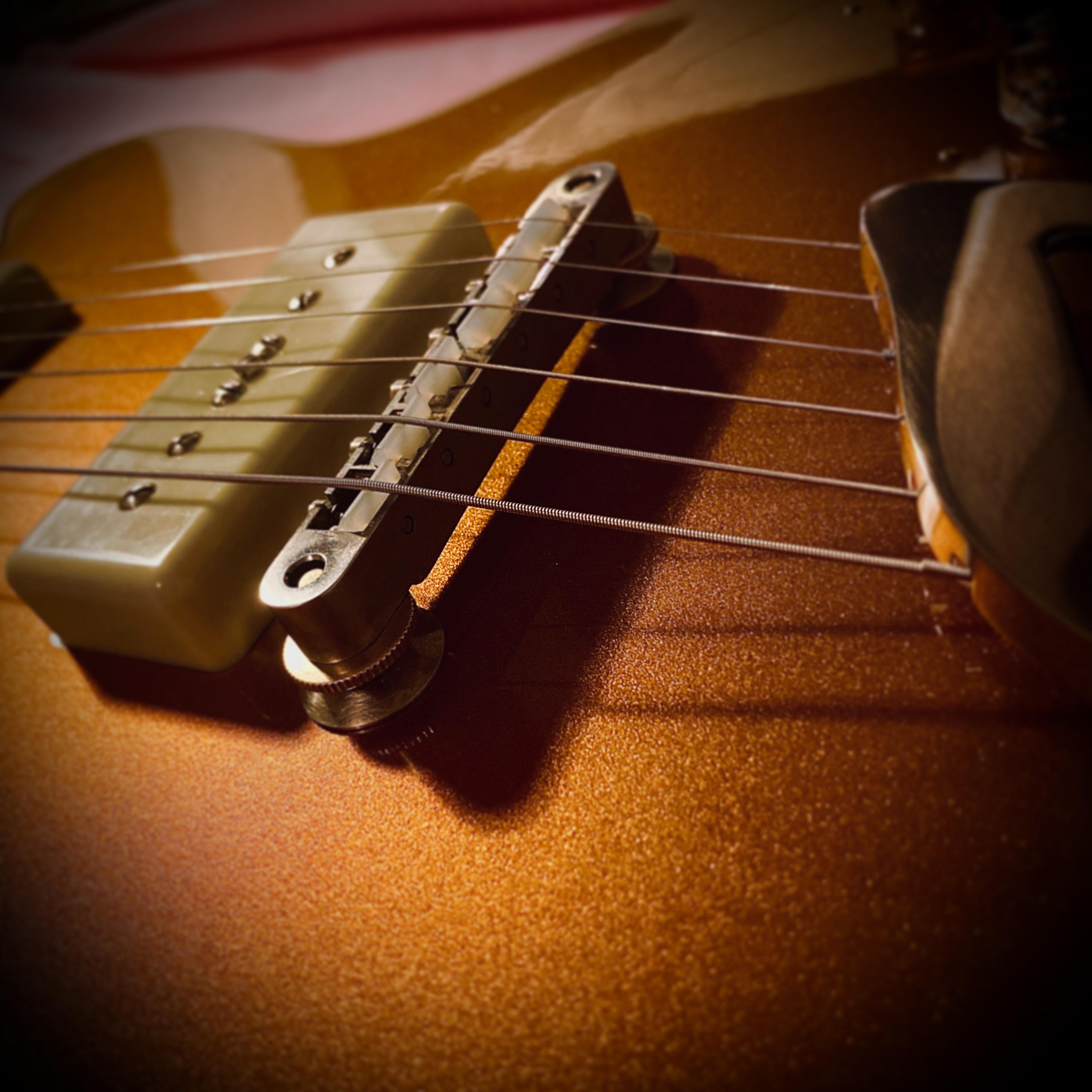 Floating bridge on a semi hollowbody.-853f8163-f61e-4956-bfb5-fbe75087fc8d-jpg