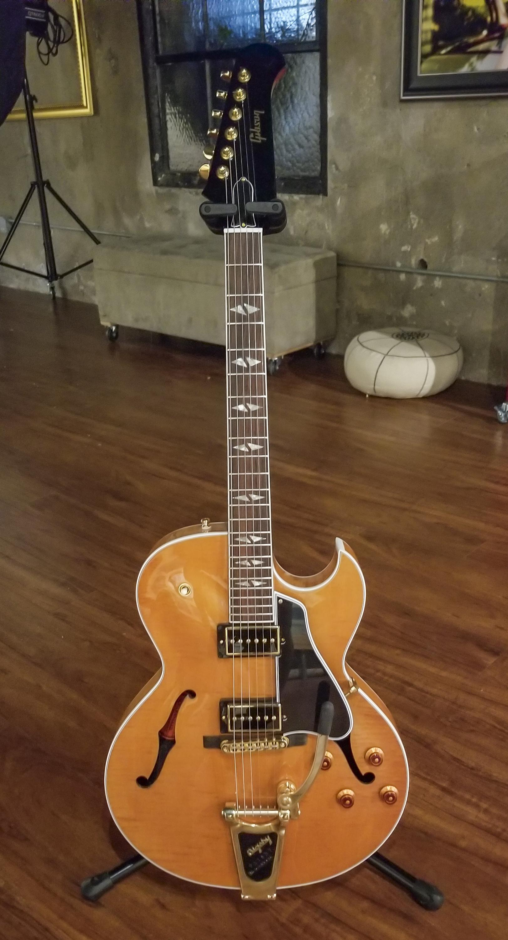 The definitive list of hollow body guitars with P-90 Pickups-gibson-es-195-0001-jpg