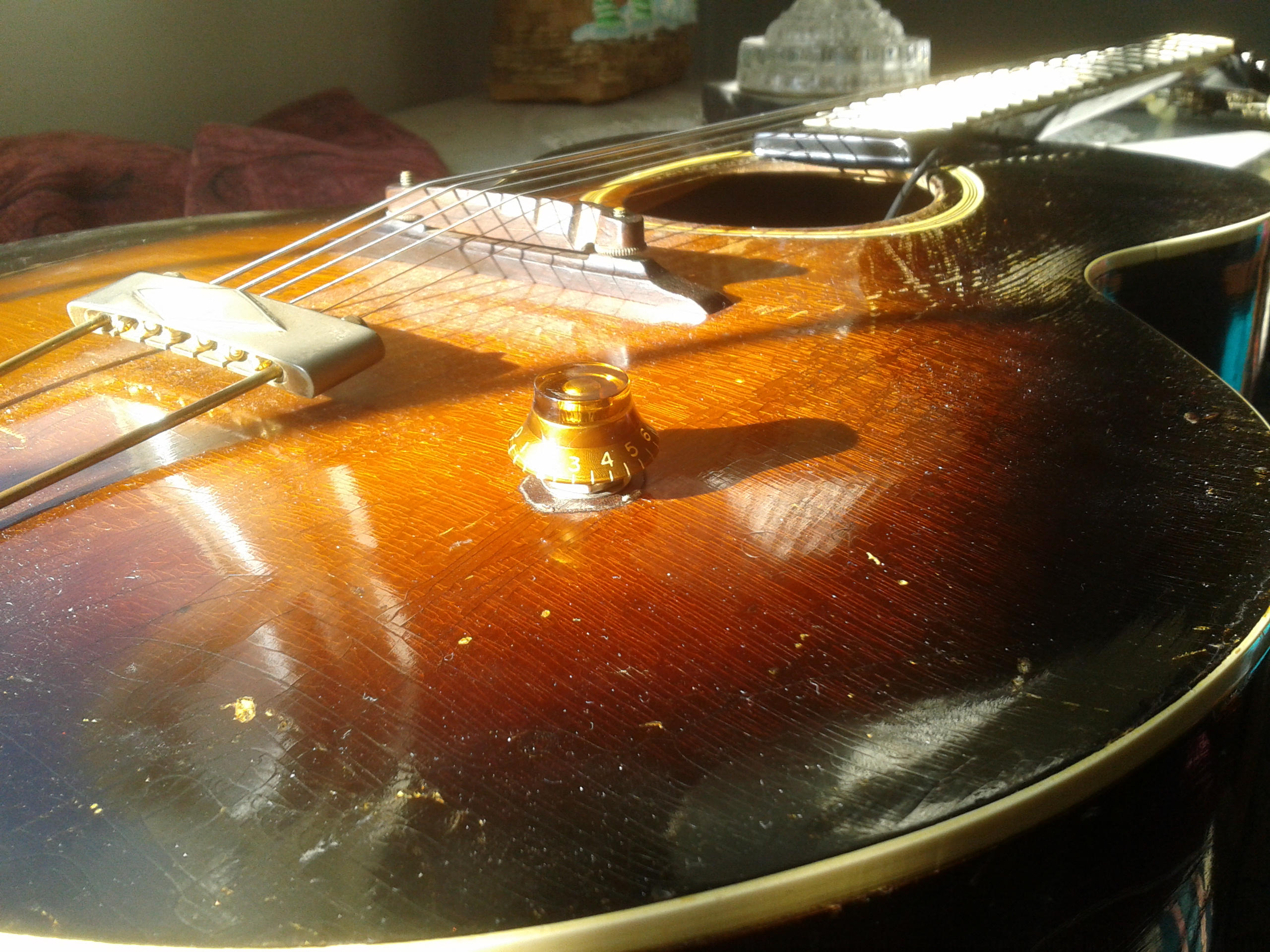 '55-'56 Gibson ES-350 - top plate wood-top-carve-knob-jpg