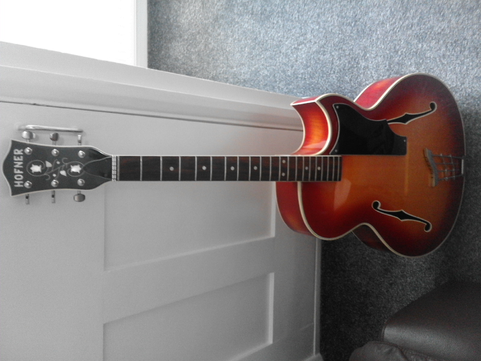 Where are the Hofner full body, (single) florentine cutaway specimens?-20220307_095128-jpg