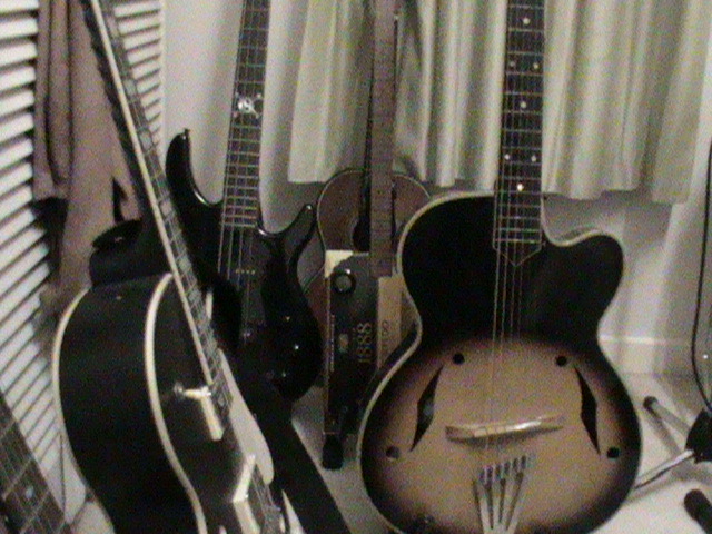Vintage Euro Archtop ID-f6b1833a-8927-40e6-8848-f3f8438402f9-jpeg