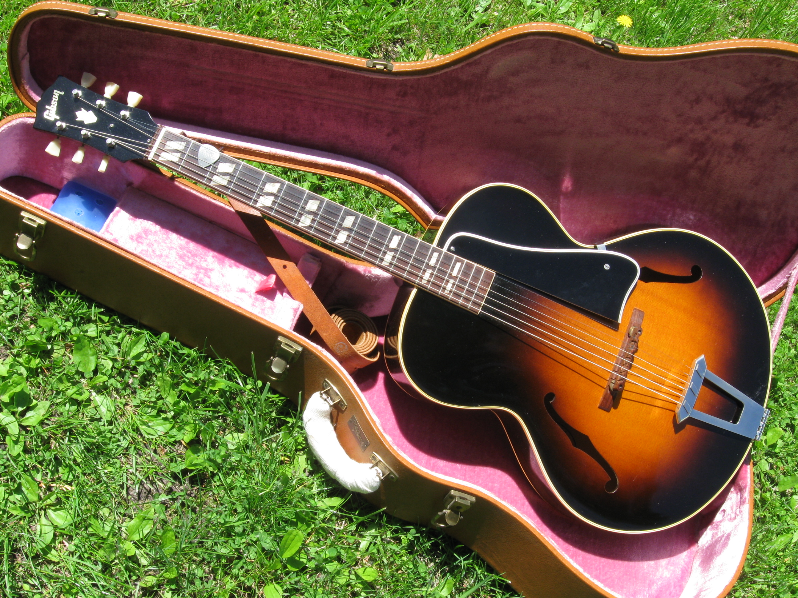 1987 Gibson Johnny Smith in the most unlikely place-img_5017-jpg