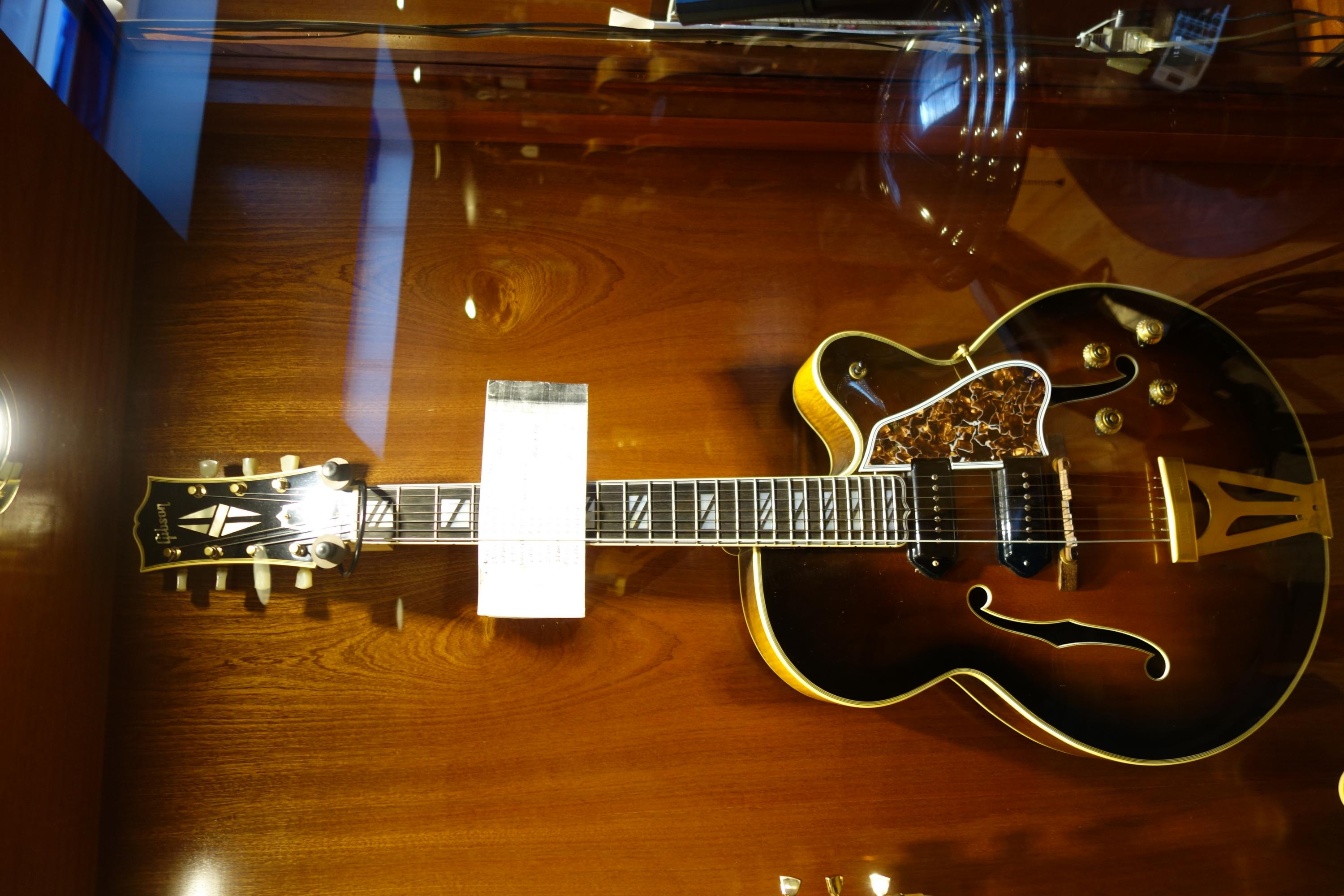 Tony Mottola’s 7 string S400 at Guernsey’s-dsc01821-jpg