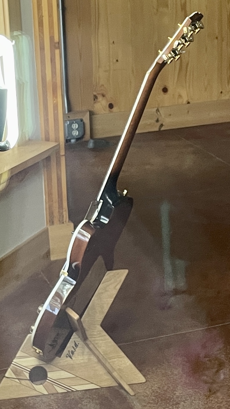 Can anyone identify this Gibson?-4bf187e6-c092-4978-a124-ecc6ef695c46-jpeg