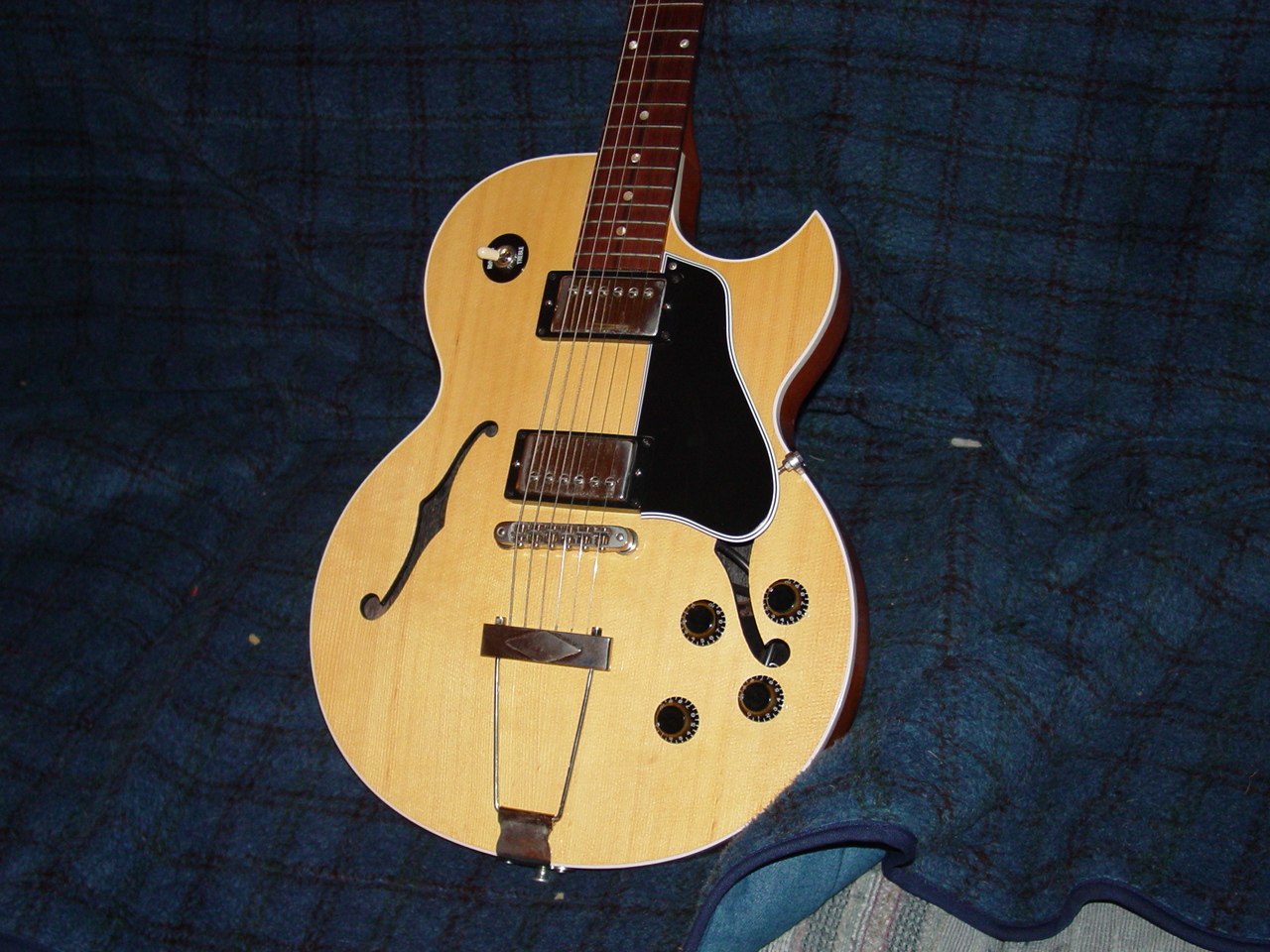 Can anyone identify this Gibson?-pictures-6-june-20030011-jpg