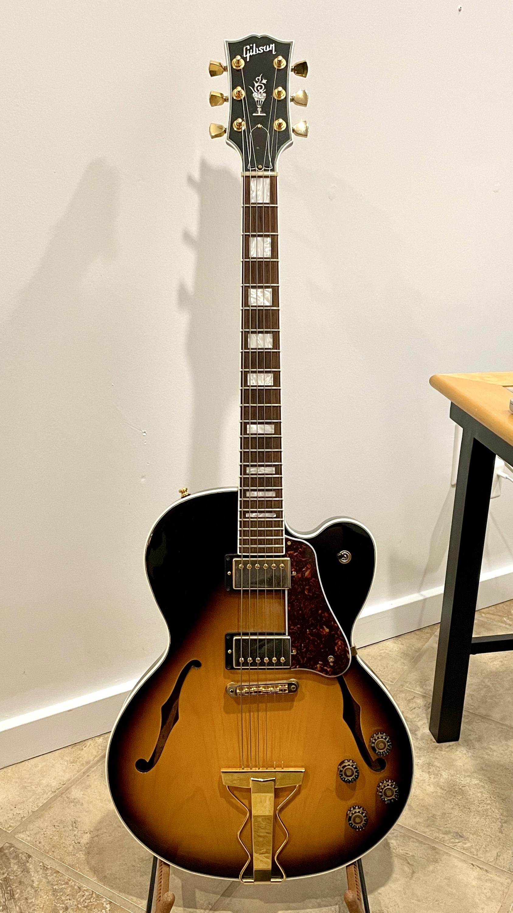 Can anyone identify this Gibson?-4818b9c3-6d36-4af7-9fac-4e4f3138a22c-jpg